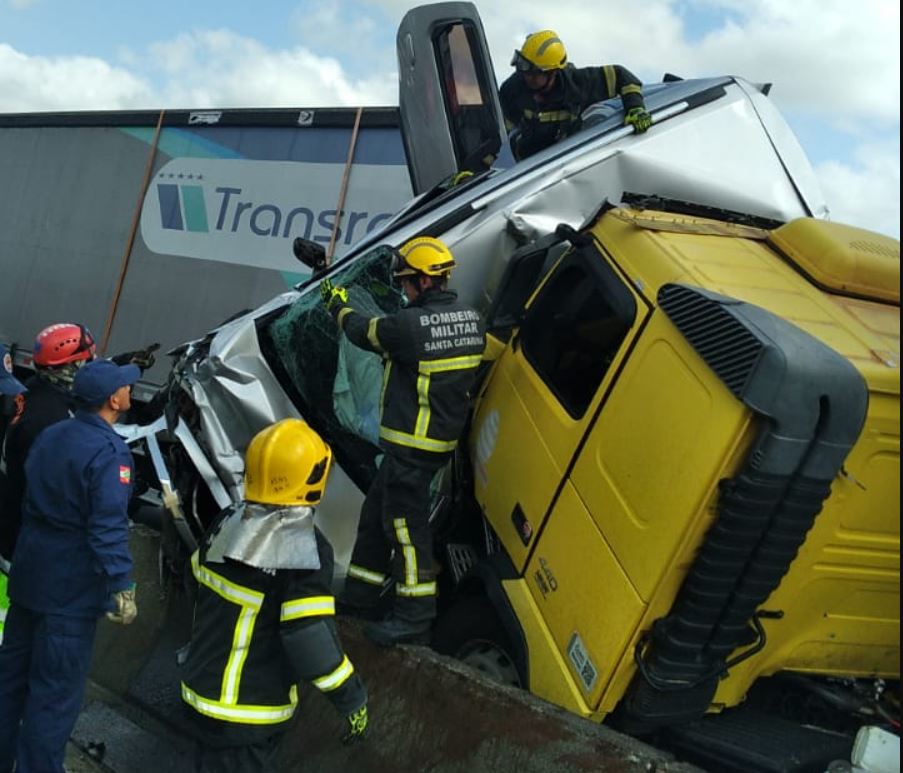 V Deo Carreta Prensa Carros E Deixa Duas Pessoas Mortas Na Br