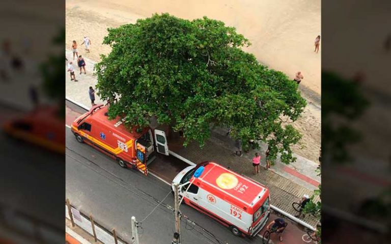 Homem morre fazendo atividade física na praia de Cabeçudas