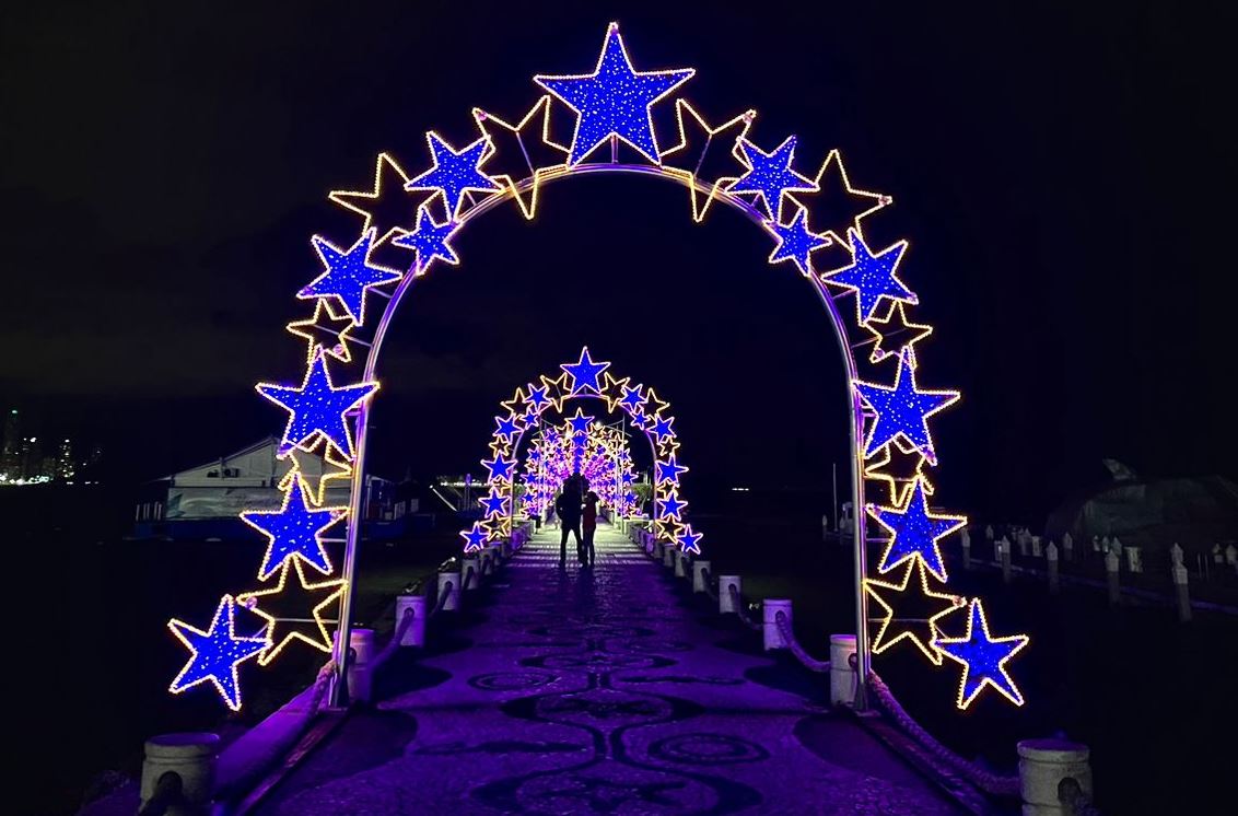 Papai Noel gigante é atração todas as noites em Balneário Camboriú