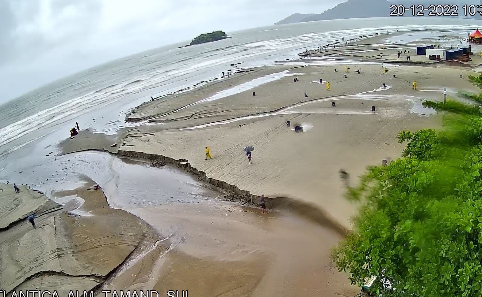 Confira ao vivo o estrago causado pelas chuvas na Praia Central de  Balneário Camboriú | Portal Visse?